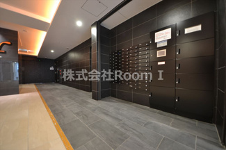 【ロビー】 | セレニテフラン本町 | 宅配ボックスです建物の内部です