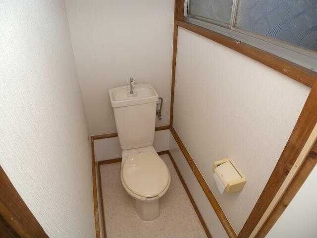 富士見町Ａ邸貸家のトイレ