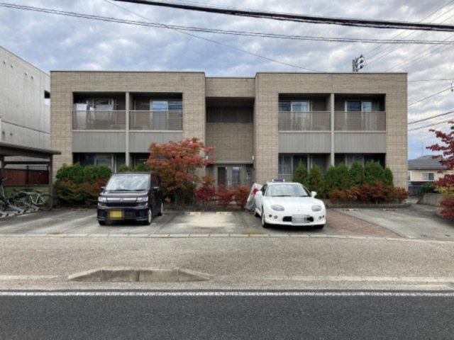ベルリードフォーマルFの駐車場