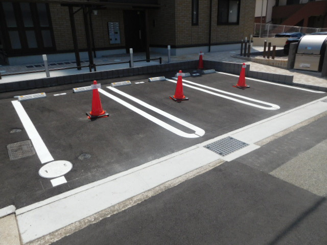 レヴァージュの駐車場