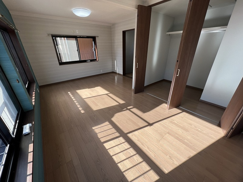 福井町　中古戸建の洋室|収納たっぷりの広々とした洋室です