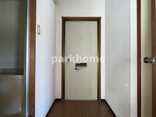 ハイツサンルートの玄関|収納もある玄関です