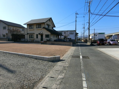 【前面道路含む現地写真】 | 土地　玉島八島　全2区画 | 前面道路は北側で幅員4.5ｍの公道です。