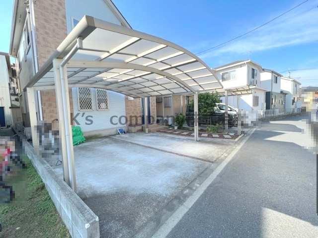 ■高座郡寒川町小谷3丁目　中古戸建■の駐車場|２台分のカーポートが付いています☆前面道路の交通量も少なく静かな立地です♪