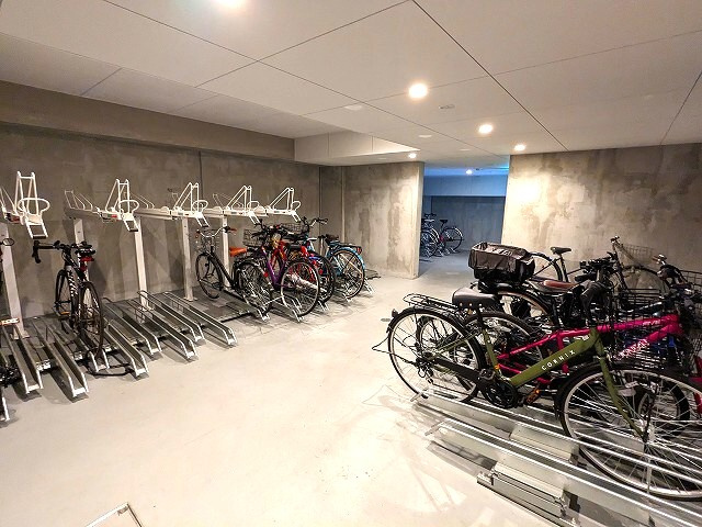 ザ・パークハビオ根岸三丁目の設備|屋内鍵付き駐輪場です