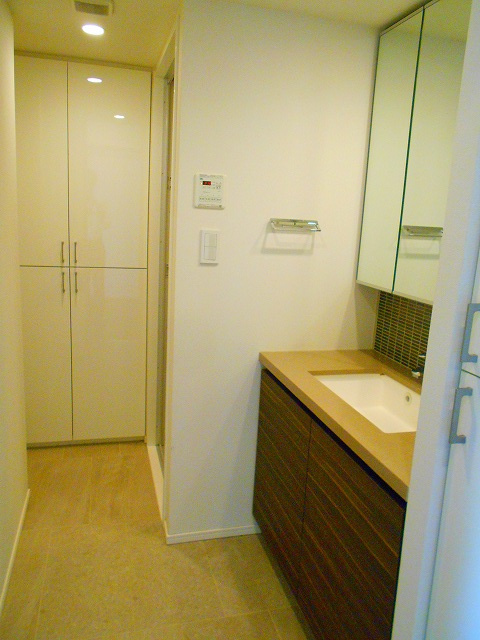 ザ・パークハビオ根岸三丁目の設備|三面鏡付トイレと独立した洗面台です。
大型の収納付き