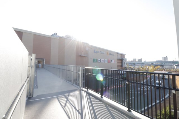【その他共用部分】 | 【連絡デッキ】商業施設直結！連絡橋で行き来しやすく、間の道路にも干渉しないので安全です！