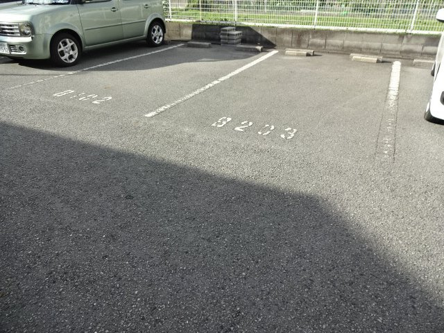 ハートランド　B棟の駐車場