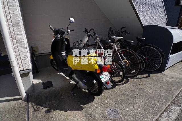 クレア天塚の駐車場