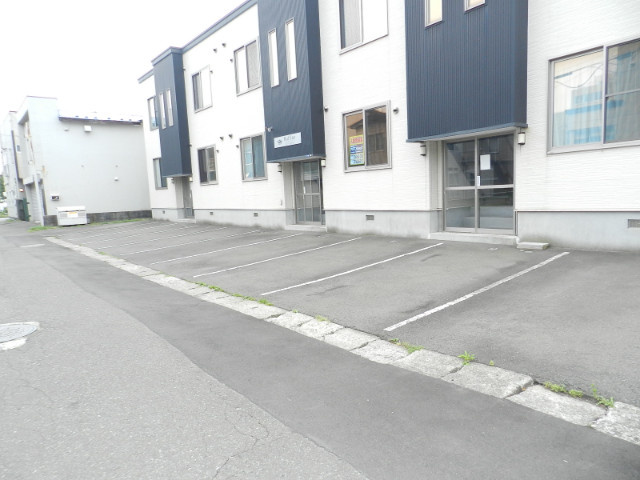 ラフィーネ知利別Ⅱの駐車場