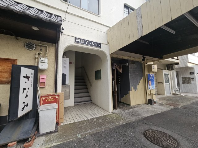 稗原マンションのエントランス