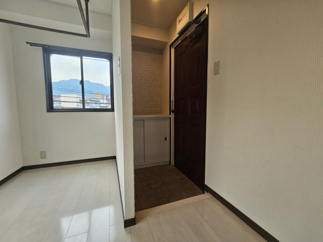 稗原マンションの玄関