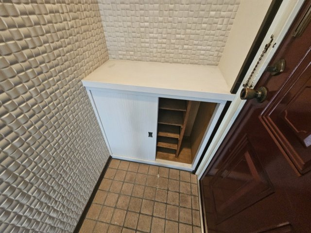 稗原マンションの玄関