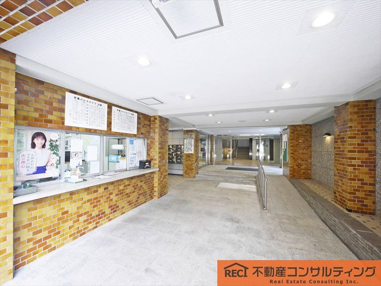 芦屋パレスハイツ南館のエントランス