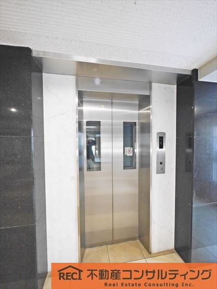 芦屋パレスハイツ南館のエントランス