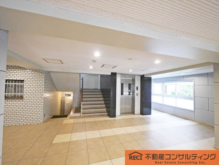 芦屋パレスハイツ南館のエントランス