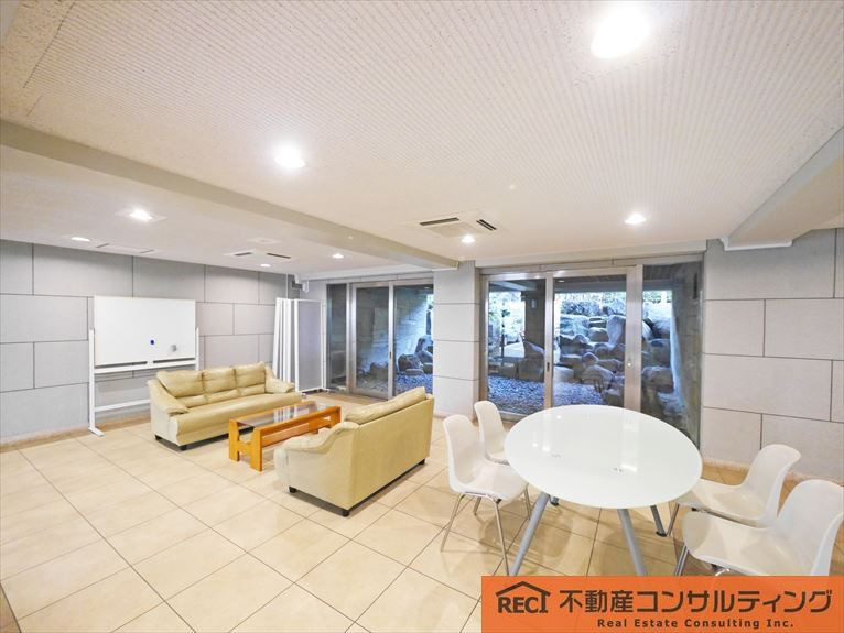 芦屋パレスハイツ南館のエントランス