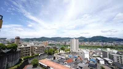 【展望】 | 【上質リノベ】ダイアパレス牛田天水苑 | 【四季を感じる】
四季の移ろい・爽やかな青空や風を感じられ
自然を愉しめるパノラマビュー。
毎日の暮らしに余裕を感じさせてくれる、
遮る物の無い開放的な眺望を是非、ご堪能ください。