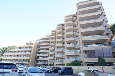 【外観】 | 【上質リノベ】ダイアパレス牛田天水苑 | 【雁行型】
マンション形状の一つとして、それぞれの住戸をずらして配置する個性的な外観タイプ。
建物を上から見た際に雁が群れで飛ぶときの隊列の形に似ています！
各住戸の独立性が高く採光や通風に優れます。