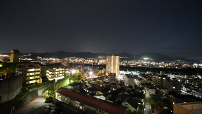 【展望】 | 【上質リノベ】ダイアパレス牛田天水苑 | 【Night View】
物件からの夜の景色は、隠れ夜景スポットのよう。
お仕事から疲れて帰ってきて、この夜景を楽しめるのも
この立地ならでは。
もう少し早い時間のサンセット夜景もキレイかも。