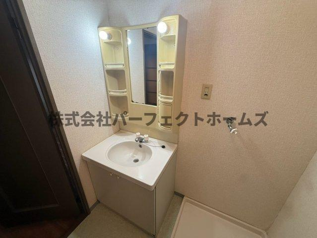 グランドヴィラ香里の洗面所|明るい洗面所です