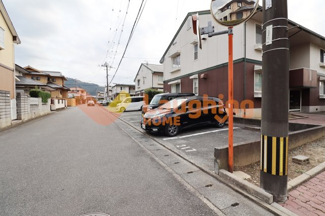 フリーデン安居野の駐車場