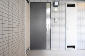 【その他共用部分】 | ダブルロック式の玄関ドアが皆様をお出迎え。お部屋のセキュリティの観点からも、うれしい設備ですね。玄関の色もシックで良い感じです。～即日のご見学可能～　お問合せはお気軽にどうぞ。