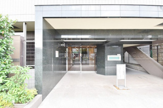 【エントランス】 | オートロックを備えた、マンションのエントランス。やはりセキュリティの観点は欠かすことができません。皆様を“安全”に送り出し、出迎えてくれます。～即日のご見学可能～　お問合せはお気軽にどうぞ。