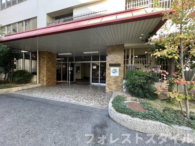 クローバーハイツ森小路2号棟のエントランス