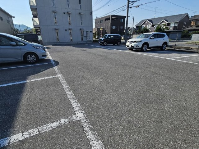 ファミーユ河瀬駅前の駐車場