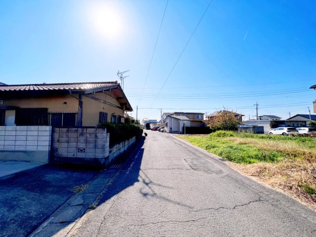 伊勢崎市除ケ町　中古住宅の前面道路含む現地写真