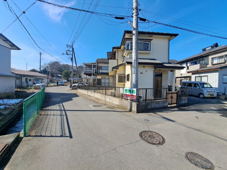 富岡市七日市　中古898の前面道路含む現地写真