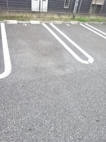 サンシャインビレッジアゼリアＢの駐車場|駐車場