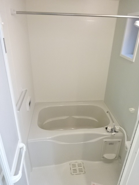 サンシャインビレッジアゼリアＢの浴室|バス