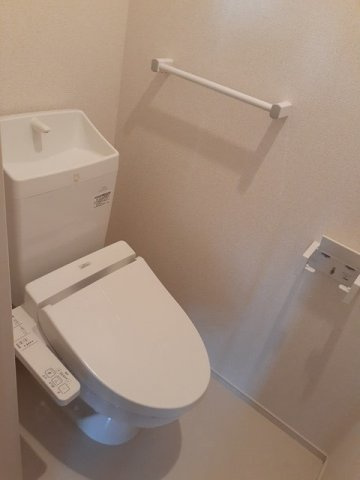 アルカンシェルⅢのトイレ|ゆったりとした空間のトイレです