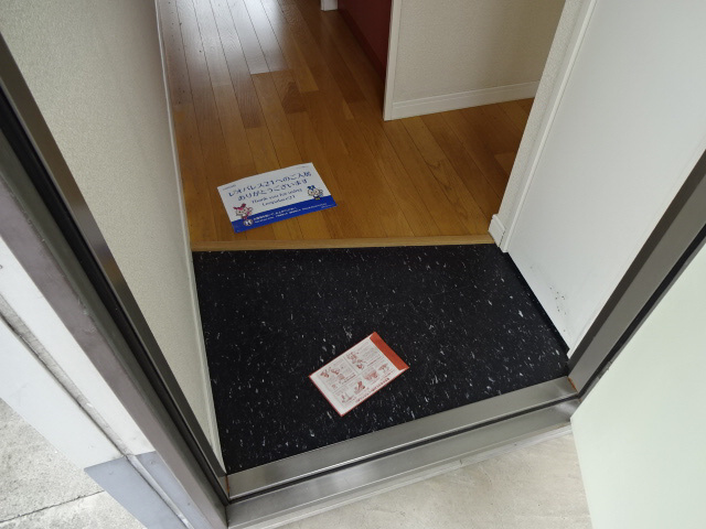 レオパレスファーストプラザの玄関