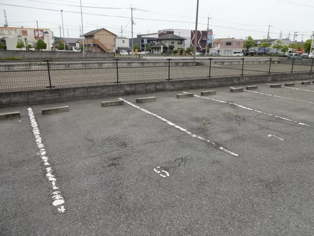 レオパレスファーストプラザの駐車場