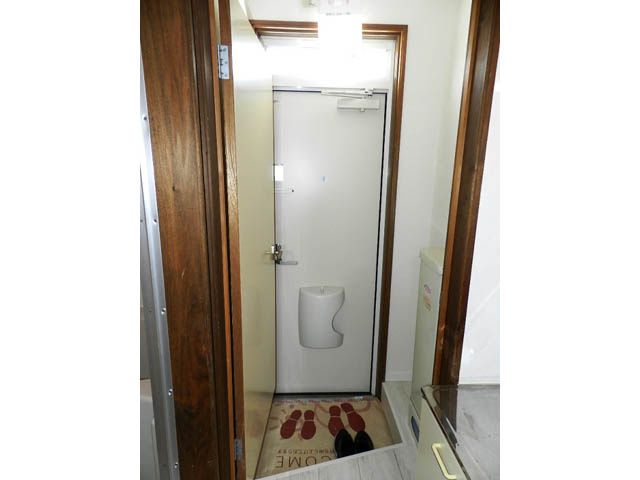 光ハイツの玄関