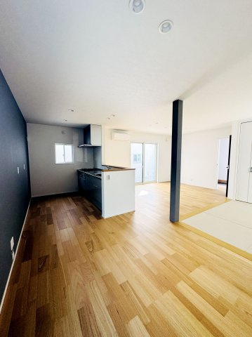 広島市南区堀越2丁目　新築一戸建て(全5棟)の居間・リビング|3.75帖の和室と続き間の広々16.75帖のLDK
