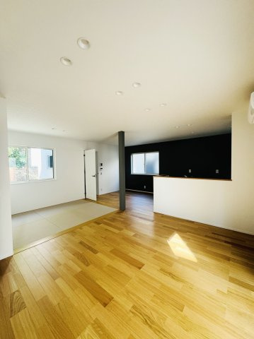 広島市南区堀越2丁目　新築一戸建て(全5棟)の居間・リビング|居心地のよいゆったりとしたリビングダイニング