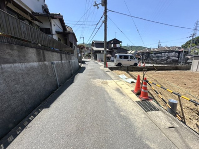 【前面道路含む現地写真】 | 大津市富士見台　売土地（建築条件無） | 土地面積実測約45.9坪
幅員約3.75ｍ～3.85ｍ
間口が約11.21ｍありますので、駐車も楽々♪
