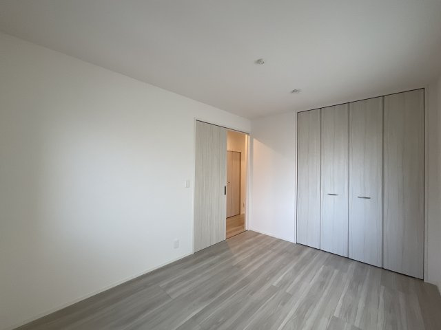 【洋室】 | アミティ屋敷町 | 玄関横の6.2帖の洋室です
