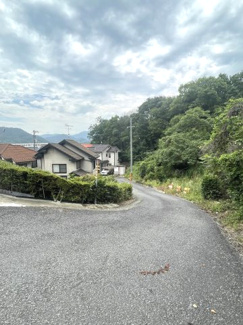 【周辺】 | 呉市焼山北三丁目　戸建  | 物件までの道路　舗装された道路です