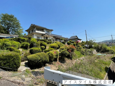 【外観】 | 呉市焼山北三丁目　戸建  | 広大な庭有り　部屋数豊富　6LDK+S　LDK2ヵ所で二世帯可能　駐車5台可能（但し車種による）