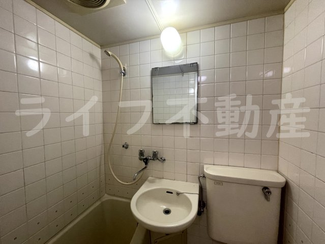 メゾン朝日八戸ノ里の洗面所|明るい洗面所です