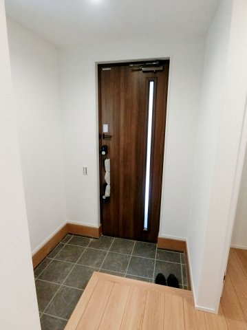 広島市南区堀越2丁目　新築一戸建て(全5棟)の玄関|収納もある玄関です