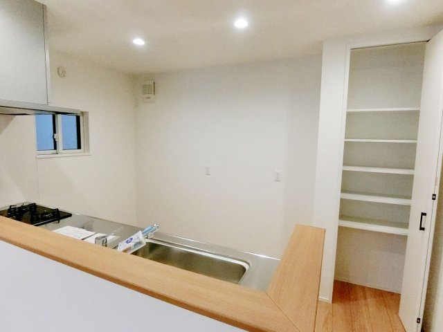 広島市南区堀越2丁目　新築一戸建て(全5棟)のキッチン|カウンターキッチンを備え、豊富な収納力も魅力的なプラン