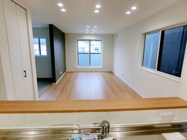 広島市南区堀越2丁目　新築一戸建て(全5棟)の居間・リビング|キッチンからリビングまで見渡される開放的な空間
