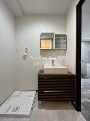 【洗面所】 | CoLaBo江戸堀 | 洗濯機置き場は室内にあります！おしゃれな洗面台！
