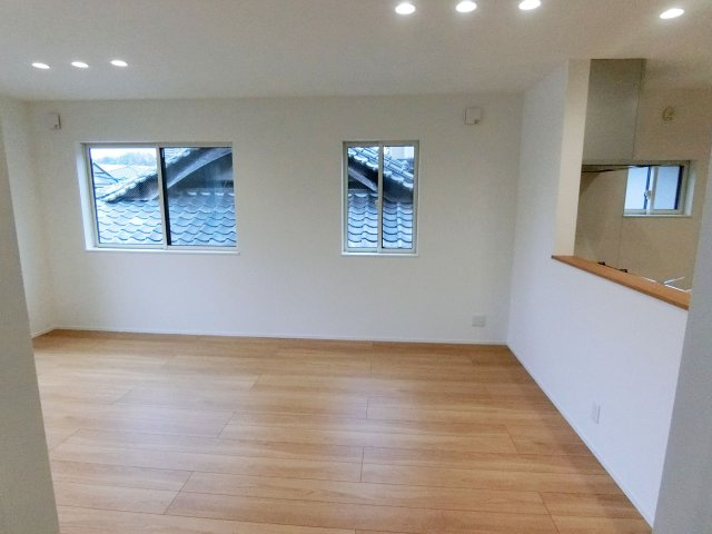 広島市南区堀越2丁目　新築一戸建て(全5棟)の居間・リビング|キッチンからリビングまで見渡される開放的な空間